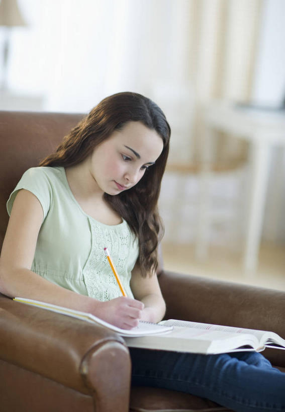 西方人,一个人,客厅,坐,竖图,室内,白天,正面,沙发,台灯,书籍,照明,欧洲,欧洲人,仅一个年轻女性,仅一个女性,仅一个人,握,阴影,服装,裤子,朦胧,模糊,反射,笔,影子,灯光,办公用品,记事本,拿,拿着,注视,牛仔裤,休闲装,水笔,灯,文具,衣服,本子,笔记本,学习用品,灯具,低头,观察,看,休闲,休闲服,握着,服饰,观看,文具用品,照亮,察看,起居室,书写,照明设备,关注,布艺沙发,垂头,客堂,年轻女性,女人,女性,白种人,书,图书,坐着,半身,彩图