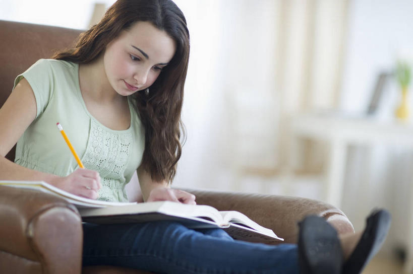 西方人,一个人,客厅,坐,横图,室内,白天,正面,沙发,台灯,书籍,照明,欧洲,欧洲人,仅一个年轻女性,仅一个女性,仅一个人,握,阴影,服装,裤子,朦胧,模糊,反射,笔,影子,灯光,办公用品,记事本,拿,拿着,注视,牛仔裤,休闲装,水笔,灯,文具,衣服,本子,笔记本,学习用品,灯具,低头,观察,看,休闲,休闲服,握着,服饰,观看,文具用品,照亮,察看,起居室,书写,照明设备,关注,布艺沙发,垂头,客堂,年轻女性,女人,女性,白种人,书,图书,坐着,半身,彩图