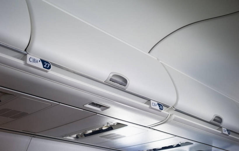 无人,横图,室内,特写,白天,仰视,柜子,飞机,静物,阴影,反射,英文,标志,文字,影子,字符,字母,交通,储物柜,航空,标识,交通工具,运输,英文字母,客机,储存,载具,储备,蕴藏,贮备,彩图,低角度拍摄,贮存