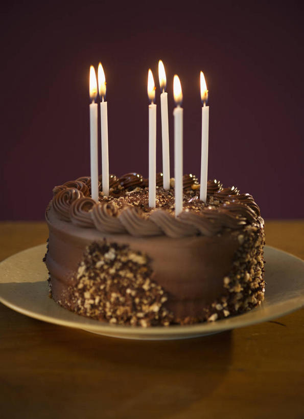 点心,无人,竖图,室内,特写,白天,正面,桌面,桌子,餐具,蜡烛,阴影,反射,光线,木制,碟子,火焰,盘,影子,烛光,食品,糖,糖果,甜点,甜品,燃烧,文化,食物,糕点,一个,盘子,木制品,碟,甜食,巧克力,生日蛋糕,点燃,祈祷,许愿,摄影,影棚,单个,纪念,朱古力,黑巧克力,祈求,平安,彩图,影棚拍摄,拍摄,蛋糕