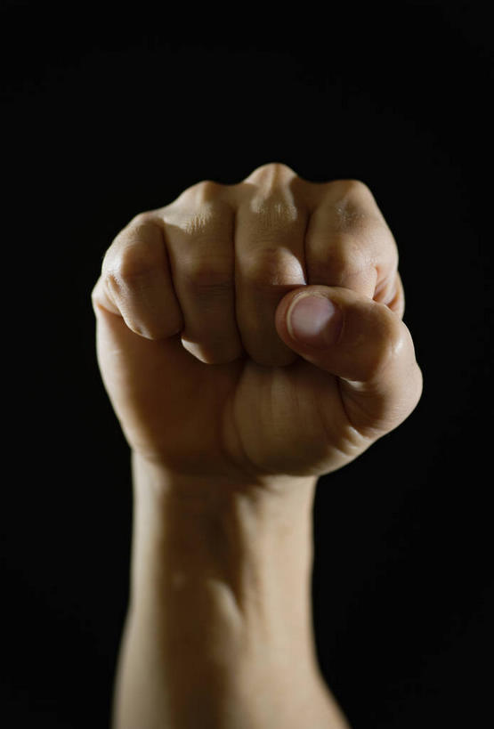 西方人,手,一个人,竖图,室内,特写,白天,正面,欧洲,欧洲人,仅一个男性,仅一个人,仅一个中年男性,握,阴影,黑色背景,反射,影子,握拳,手部,握着,摄影,影棚,单手,男人,男性,中年男性,白种人,半身,彩图,影棚拍摄,拍摄