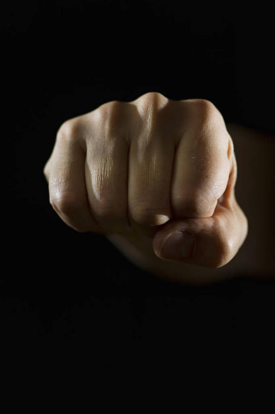 西方人,手,一个人,竖图,室内,特写,白天,正面,欧洲,欧洲人,仅一个男性,仅一个人,仅一个中年男性,握,阴影,黑色背景,反射,影子,握拳,手部,握着,摄影,影棚,单手,男人,男性,中年男性,白种人,半身,彩图,影棚拍摄,拍摄