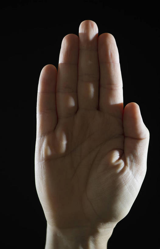 西方人,手,一个人,竖图,室内,特写,白天,正面,欧洲,欧洲人,仅一个男性,仅一个人,仅一个中年男性,阴影,黑色背景,反射,影子,手部,摄影,影棚,单手,男人,男性,中年男性,白种人,半身,彩图,影棚拍摄,拍摄