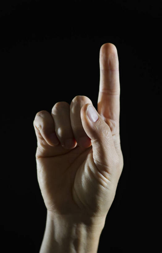 西方人,手,一个人,竖图,室内,特写,白天,正面,欧洲,欧洲人,仅一个男性,仅一个人,仅一个中年男性,指,阴影,黑色背景,反射,影子,指点,手部,摄影,影棚,单手,指向,男人,男性,中年男性,白种人,半身,彩图,影棚拍摄,拍摄