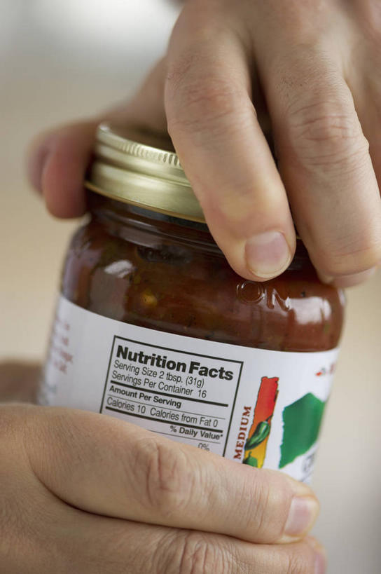 西方人,手,一个人,竖图,室内,特写,白天,正面,欧洲,欧洲人,双手,仅一个男性,仅一个人,仅一个中年男性,握,阴影,朦胧,模糊,反射,英文,标签,标志,罐子,文字,影子,字符,字母,拿,拿着,标识,玻璃制品,一个,玻璃瓶,瓶子,手部,握着,单个,英文字母,男人,男性,中年男性,白种人,半身,彩图