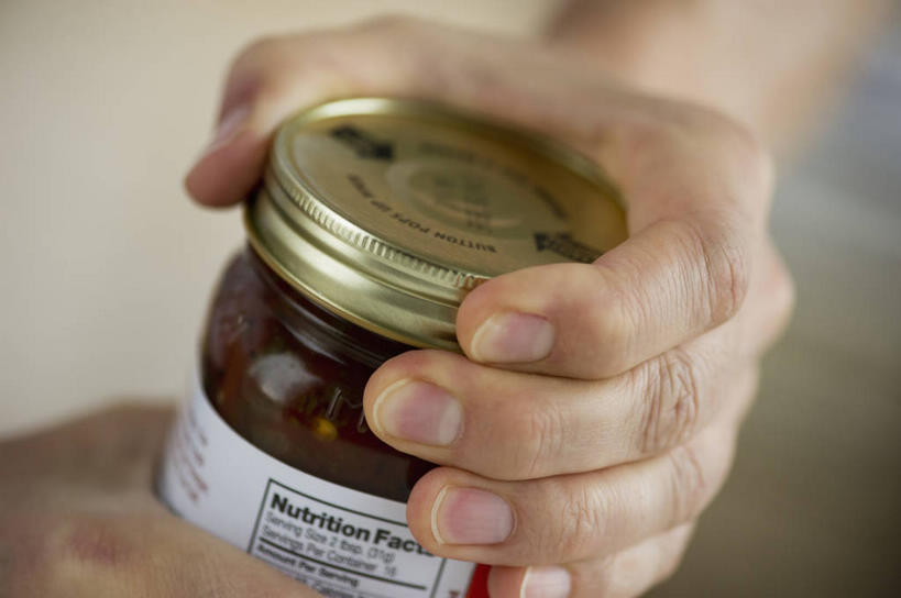 西方人,手,一个人,横图,室内,特写,白天,正面,欧洲,欧洲人,双手,仅一个男性,仅一个人,仅一个中年男性,握,阴影,朦胧,模糊,反射,英文,标签,标志,罐子,文字,影子,字符,字母,拿,拿着,标识,玻璃制品,一个,玻璃瓶,瓶子,手部,握着,单个,英文字母,男人,男性,中年男性,白种人,半身,彩图