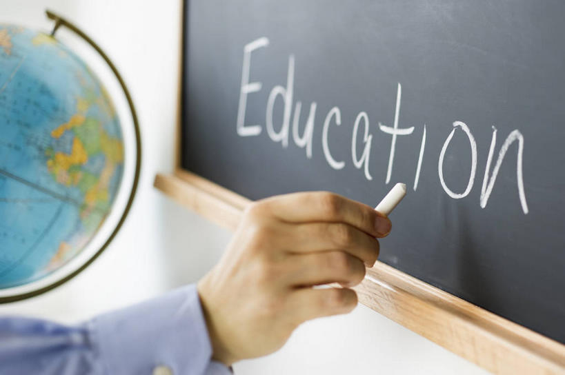 西方人,手,一个人,教师,学校,横图,室内,特写,白天,侧面,衬衫,仪器,海洋,地图,欧洲,欧洲人,仅一个男性,仅一个人,仅一个中年男性,一排,握,阴影,服装,整齐,反射,网格,英文,笔,标志,地球仪,工具,文字,线条,影子,字符,字母,世界地图,地球,陆地,拿,全球,拿着,标识,校园,球,排列,一个,衣服,蓝色,粉笔,经纬线,模型,学习用品,黑板,教室,球体,手部,教学,握着,地理,国家,服饰,单个,英文字母,单手,文具用品,大陆,世界,衣着,穿着,队列,纬线,版图,经线,经纬仪,地理学,衣饰,耐磨,白垩,教学黑板,男人,男性,中年男性,白种人,讲师,教授,老师,半身,彩图,衬衣,大洋,大洲