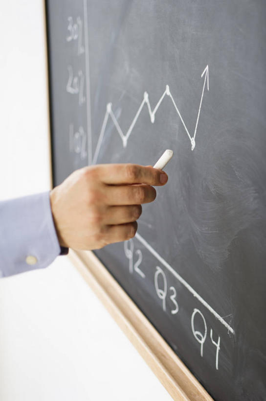 西方人,手,一个人,商务人士,商务男性,学校,竖图,室内,特写,白天,正面,衬衫,数据,欧洲,欧洲人,仅一个男性,仅一个人,仅一个中年男性,握,套装,服装,分析,曲线,英文,笔,标志,工具,图表,文字,字符,字母,表格,拿,拿着,标识,校园,衣服,蓝色,粉笔,学习用品,黑板,教室,手部,教学,握着,K线图,服饰,英文字母,单手,文具用品,统计,折线,衣着,穿着,指标,销售,目标,商务装,业绩,折线图,工薪阶层,衣饰,K线,蜡烛图,耐磨,白垩,教学黑板,男人,男性,中年男性,白种人,白领,上班族,半身,彩图,衬衣