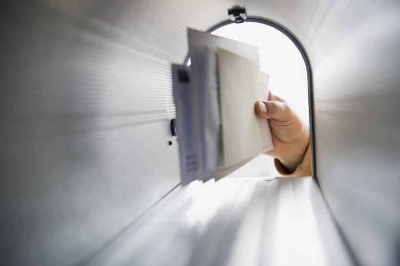 西方人,手,一个人,横图,室内,特写,白天,正面,欧洲,欧洲人,仅一个男性,仅一个人,仅一个中年男性,握,阴影,服装,朦胧,模糊,反射,传递,信息,影子,联系,拿,拿着,休闲装,邮筒,邮箱,衣服,休闲,手部,休闲服,联络,握着,邮递,通信,服饰,账单,单手,票据,发票,小票,邮政,男人,男性,中年男性,白种人,半身,彩图,收据