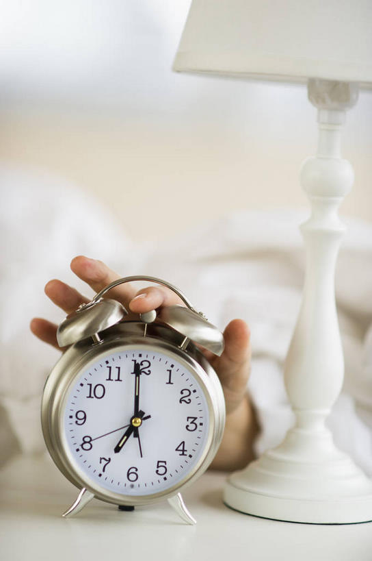 西方人,手,一个人,竖图,室内,特写,白天,正面,床,柜子,卧室,闹钟,照明,欧洲,欧洲人,仅一个男性,仅一个人,仅一个中年男性,朦胧,模糊,时间,标志,时钟,数字,文字,字符,双人床,灯光,床单,指针,计时,被子,标识,灯,床头柜,灯具,钟表,按,手部,表,时针,阿拉伯数字,单手,照亮,分针,被单,照明设备,储存,床头灯,储备,蕴藏,贮备,男人,男性,中年男性,白种人,钟,半身,彩图,睡房,卧房,贮存