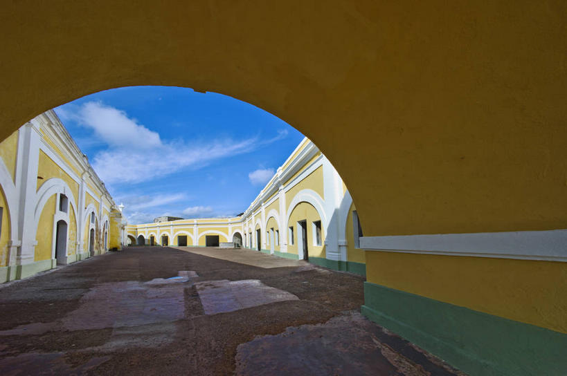 无人,横图,室外,白天,正面,旅游,度假,石头,名胜古迹,标志建筑,地标,建筑,阴影,遗迹,光线,石子,影子,堡垒,城堡,墙,云,云朵,拱门,云彩,古迹,文物,娱乐,建设,古建筑,墙壁,墙面,黄色,蓝色,白云,蓝天,天空,阳光,天,享受,休闲,旅游胜地,南美,放松,晴朗,南美洲,西印度群岛,拉丁美洲,要塞,美洲,古文明,圣胡安,首府,亚美利加洲,南亚美利加洲,圣胡安市,波多黎各,波多黎各自由邦,大安的列斯群岛,设防,石块,晴空,彩图