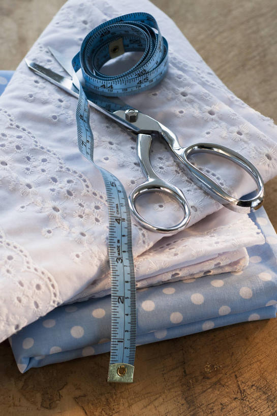 无人,竖图,俯视,室内,特写,白天,桌面,桌子,静物,刺绣,修剪,阴影,花纹,艺术,反射,测量,木制,布,工具,剪刀,皮尺,图案,影子,刻度,手工艺品,布纹,文化,尺,木制品,工艺品,保养,保健,测量工具,裁剪,布匹,尺子,减肥,剪子,剪裁,切割,高雅,腰围尺,瘦身,量具,量仪,塑料卷尺,自信心,品位,彩图,高角度拍摄,女红,针绣,针黹,黹