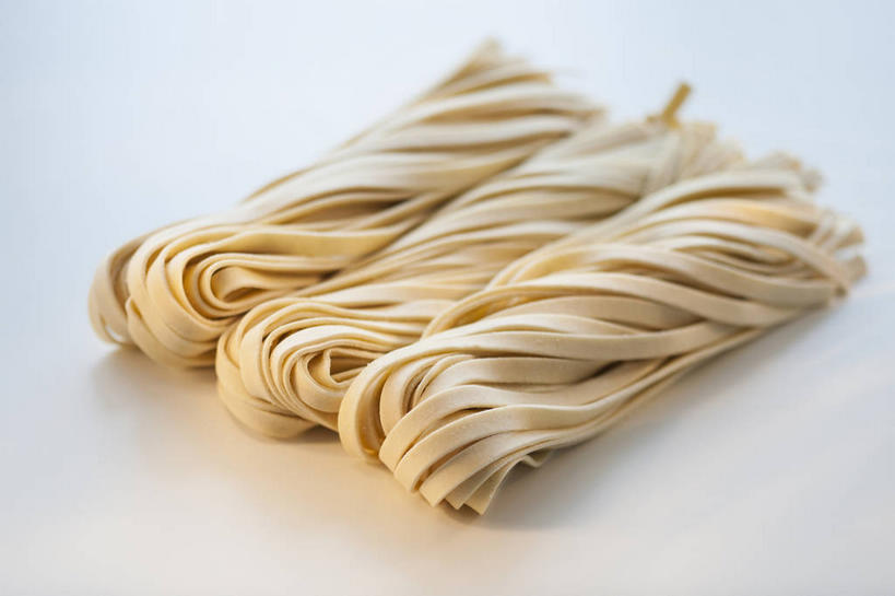 面食,面条,意大利面,无人,横图,俯视,室内,特写,白天,白色背景,西餐,一排,阴影,整齐,反射,影子,面,料理,食品,食物,排列,西式,摄影,影棚,队列,彩图,高角度拍摄,影棚拍摄,拍摄