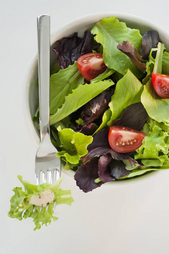 无人,竖图,俯视,室内,特写,白天,白色背景,餐桌,桌子,蔬菜,土豆,西红柿,小番茄,餐具,叶子,金属制品,阴影,新鲜,反射,金属,叉子,影子,陶瓷,生菜,莴苣,生食,蔬菜沙拉,沙拉,食品,绿叶,陶瓷制品,色拉,沙律,食物,一个,容器,碗,嫩叶,摄影,有机食品,绿色食品,影棚,单个,餐台,色拉酱,储藏,储存,千岛酱,餐叉,馍馍蛋,春菜,鹅仔菜,莴仔菜,千金菜,叶用莴苣,小西红柿,樱桃小番茄,珍珠小番茄,叶,叶片,进餐用具,樱桃番茄,洋芋,圣女果,山药蛋,马铃薯,番茄,彩图,高角度拍摄,影棚拍摄,拍摄,贮存