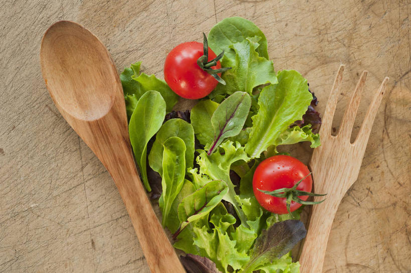 无人,横图,俯视,室内,特写,白天,餐桌,桌子,蔬菜,土豆,西红柿,小番茄,餐具,叶子,阴影,新鲜,反射,木制,叉子,刀叉,刀子,影子,生菜,莴苣,生食,蔬菜沙拉,沙拉,食品,绿叶,色拉,沙律,食物,红色,木制品,嫩叶,摄影,有机食品,绿色食品,影棚,餐台,色拉酱,餐刀,千岛酱,餐叉,馍馍蛋,春菜,鹅仔菜,莴仔菜,千金菜,叶用莴苣,小西红柿,樱桃小番茄,珍珠小番茄,叶,叶片,进餐用具,樱桃番茄,洋芋,圣女果,山药蛋,马铃薯,番茄,彩图,高角度拍摄,影棚拍摄,拍摄