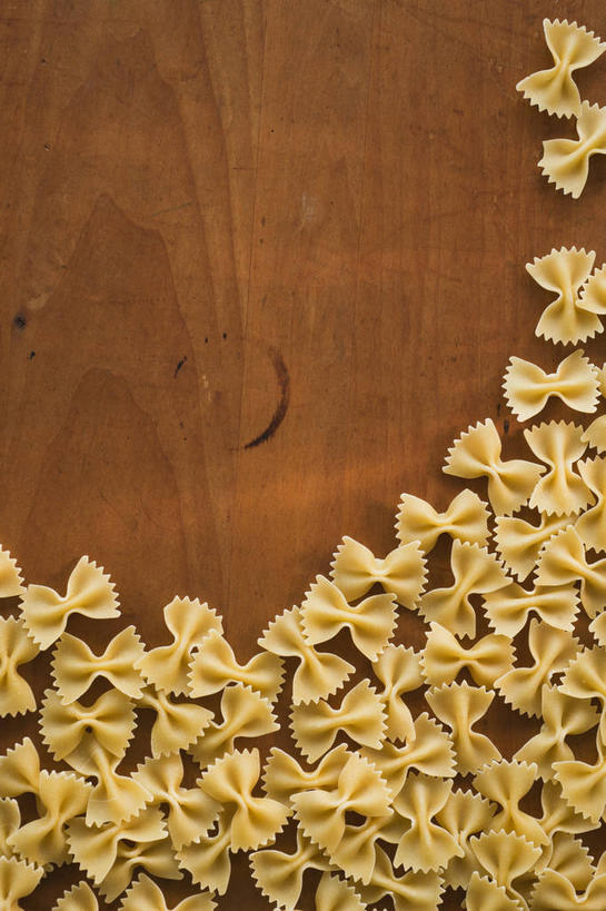 面食,面条,意大利面,无人,竖图,俯视,室内,特写,白天,西餐,餐桌,桌子,一堆,许多,阴影,堆叠,堆积,反射,影子,面,料理,食品,很多,食物,黄色,西式,摄影,影棚,餐台,堆,蝴蝶面,彩图,高角度拍摄,影棚拍摄,拍摄