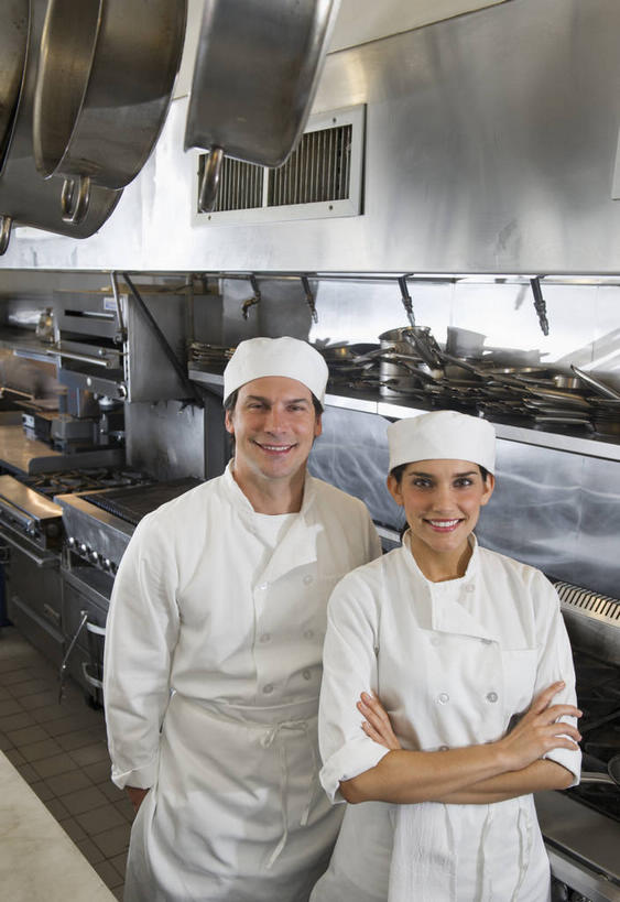 西方人,两个人,伙伴,朋友,厨师,餐厅,站,笑,双手交叉,微笑,露齿笑,竖图,室内,白天,正面,工作服,制服,烹饪,友谊,合作,团队,厨房,厨具,帽子,金属制品,欧洲,欧洲人,一堆,许多,堆叠,堆积,金属,锅子,很多,注视,锅,白色,观察,看,站着,战略,煎锅,锅具,观看,堆,察看,双手抱胸,关注,厨师帽,烹饪用具,联合,合谋,工作制服,配合,协作,男人,男性,年轻女性,女人,女性,中年男性,白种人,厨师长,厨子,大厨,主厨,烹调用具,烹调,站立,半身,彩图,工作套服,灶间,餐馆,饭店,饭馆