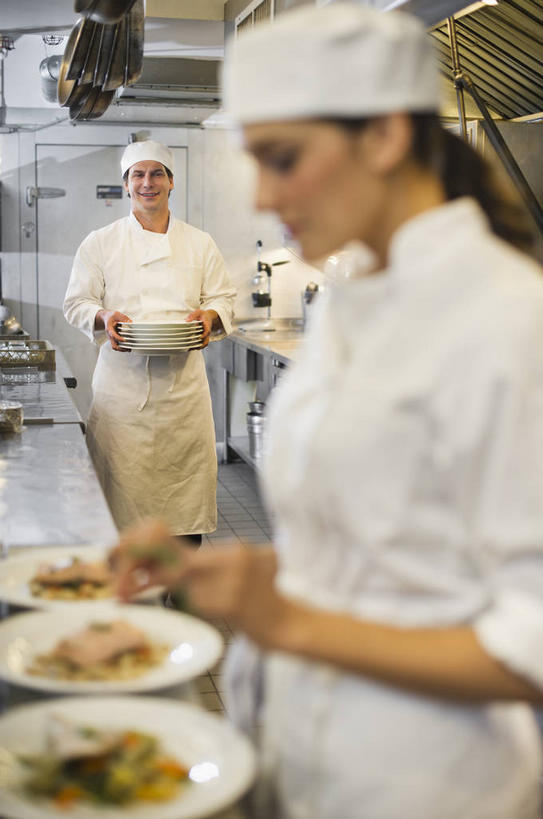 西方人,两个人,伙伴,朋友,厨师,餐厅,站,走,竖图,室内,白天,正面,工作服,制服,烹饪,西餐,友谊,合作,团队,厨房,餐具,帽子,欧洲,欧洲人,握,阴影,朦胧,模糊,光线,碟子,盘,影子,陶瓷,灯光,料理,食品,陶瓷制品,拿,拿着,注视,菜肴,美食,食物,白色,盘子,容器,碟,碗,低头,观察,看,站着,西式,战略,握着,佳肴,观看,储藏,察看,储存,关注,厨师帽,联合,合谋,垂头,工作制服,配合,协作,男人,男性,年轻女性,女人,女性,中年男性,白种人,厨师长,厨子,大厨,主厨,步行,散步,站立,走路,半身,彩图,工作套服,灶间,餐馆,饭店,饭馆,贮存