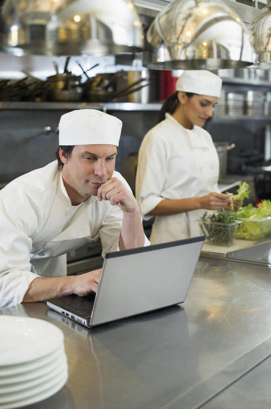 西方人,两个人,伙伴,朋友,厨师,餐厅,站,竖图,室内,白天,正面,工作服,制服,友谊,合作,团队,电脑,笔记本电脑,厨房,蔬菜,餐具,帽子,玻璃,欧洲,欧洲人,一排,撑,敲打,握,朦胧,模糊,新鲜,整齐,网络,碟子,盘,生食,蔬菜沙拉,沙拉,食品,拿,拿着,托腮,注视,输入,通讯设备,色拉,沙律,玻璃制品,食物,排列,白色,盘子,容器,碟,碗,打字,观察,看,托,站着,战略,握着,有机食品,绿色食品,观看,色拉酱,储藏,堆,点击,敲击,察看,无线,储存,队列,关注,托下巴,千岛酱,通信设备,无线网络,厨师帽,无线上网,便携式电脑,联合,合谋,工作制服,单手托腮,配合,协作,按键,手提电脑,男人,男性,年轻女性,女人,女性,中年男性,白种人,厨师长,厨子,大厨,主厨,站立,半身,彩图,工作套服,灶间,餐馆,饭店,饭馆,贮存