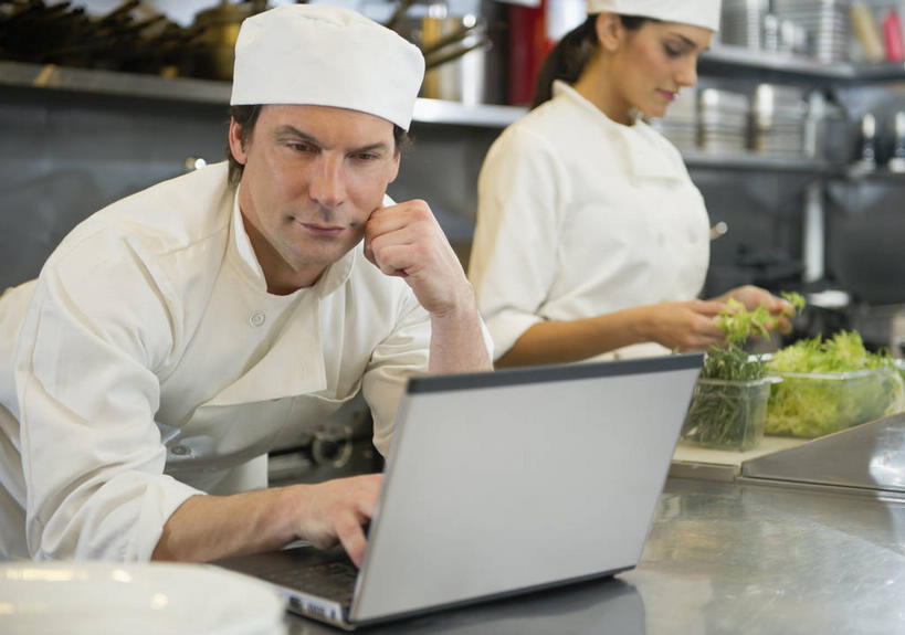 西方人,两个人,伙伴,朋友,厨师,餐厅,站,横图,室内,白天,正面,工作服,制服,友谊,合作,团队,电脑,笔记本电脑,厨房,蔬菜,餐具,帽子,玻璃,欧洲,欧洲人,一排,撑,敲打,握,朦胧,模糊,新鲜,整齐,网络,碟子,盘,生食,蔬菜沙拉,沙拉,食品,拿,拿着,托腮,注视,输入,通讯设备,色拉,沙律,玻璃制品,食物,排列,白色,盘子,容器,碟,碗,打字,观察,看,托,站着,战略,握着,有机食品,绿色食品,观看,色拉酱,储藏,堆,点击,敲击,察看,无线,储存,队列,关注,托下巴,千岛酱,通信设备,无线网络,厨师帽,无线上网,便携式电脑,联合,合谋,工作制服,单手托腮,配合,协作,按键,手提电脑,男人,男性,年轻女性,女人,女性,中年男性,白种人,厨师长,厨子,大厨,主厨,站立,半身,彩图,工作套服,灶间,餐馆,饭店,饭馆,贮存