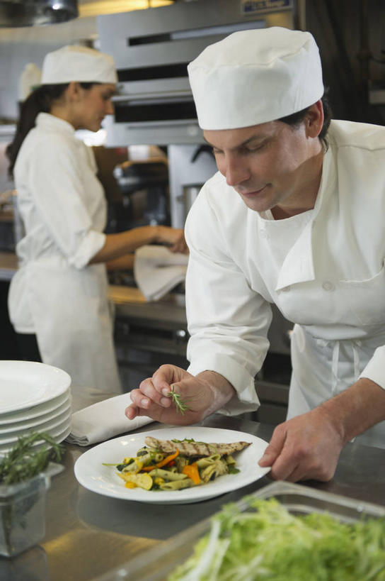 西方人,背部,两个人,伙伴,朋友,厨师,餐厅,站,竖图,室内,白天,正面,工作服,制服,烹饪,西餐,友谊,合作,团队,厨房,餐具,帽子,水果,玻璃,欧洲,欧洲人,一排,弯腰,握,朦胧,模糊,新鲜,整齐,碟子,盘,陶瓷,生食,沙拉,料理,食品,果实,陶瓷制品,拿,拿着,注视,色拉,沙律,水果沙拉,菜肴,美食,玻璃制品,食物,排列,白色,盘子,容器,碟,碗,观察,看,站着,西式,战略,握着,佳肴,有机食品,绿色食品,观看,色拉酱,储藏,堆,察看,储存,队列,关注,千岛酱,厨师帽,弯身,联合,合谋,工作制服,配合,协作,男人,男性,年轻女性,女人,女性,中年男性,白种人,厨师长,厨子,大厨,主厨,站立,半身,彩图,工作套服,灶间,餐馆,饭店,饭馆,贮存