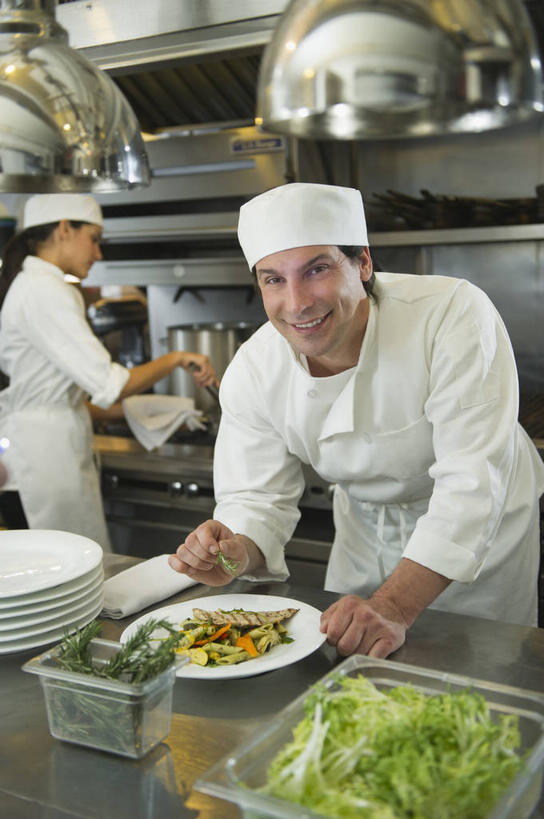 西方人,背部,两个人,伙伴,朋友,厨师,餐厅,站,笑,微笑,露齿笑,竖图,室内,白天,正面,工作服,制服,烹饪,西餐,友谊,合作,团队,厨房,餐具,帽子,水果,玻璃,欧洲,欧洲人,一排,弯腰,握,朦胧,模糊,新鲜,整齐,碟子,盘,陶瓷,生食,沙拉,料理,食品,果实,陶瓷制品,拿,拿着,注视,色拉,沙律,水果沙拉,菜肴,美食,玻璃制品,食物,排列,白色,盘子,容器,碟,碗,观察,看,站着,西式,战略,握着,佳肴,有机食品,绿色食品,观看,色拉酱,储藏,堆,察看,储存,队列,关注,千岛酱,厨师帽,弯身,联合,合谋,工作制服,配合,协作,男人,男性,年轻女性,女人,女性,中年男性,白种人,厨师长,厨子,大厨,主厨,站立,半身,彩图,工作套服,灶间,餐馆,饭店,饭馆,贮存