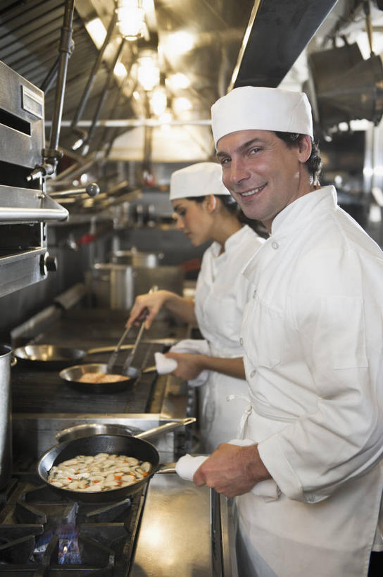 西方人,两个人,伙伴,朋友,厨师,餐厅,站,竖图,室内,白天,侧面,工作服,制服,烹饪,友谊,热情,合作,团队,厨房,厨具,火,帽子,纺织品,金属制品,照明,欧洲,欧洲人,握,阴影,朦胧,模糊,光线,金属,布,锅子,火焰,影子,灯光,织物,燃烧,拿,拿着,扭头,注视,抹布,锅,顶灯,灯,白色,灯具,低头,观察,看,站着,转头,战略,握着,煎锅,锅具,观看,灶具,照亮,察看,照明设备,关注,燃气灶,厨师帽,烹饪用具,联合,合谋,垂头,工作制服,燃气具,配合,协作,男人,男性,年轻女性,女人,女性,中年男性,白种人,厨师长,厨子,大厨,主厨,烹调用具,烹调,站立,半身,彩图,工作套服,灶间,餐馆,饭店,饭馆