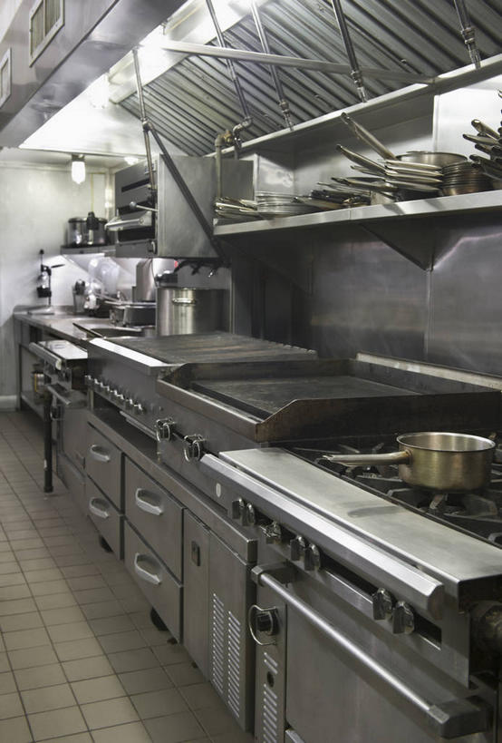 无人,餐厅,竖图,室内,白天,正面,烹饪,纯洁,厨房,厨具,金属制品,照明,阴影,光线,金属,炖锅,锅子,影子,灯光,银色,锅,顶灯,灯,灯具,信仰,锅具,灶具,照亮,照明设备,高贵,燃气灶,烹饪用具,雅致,燃气具,烹调用具,烹调,彩图,灶间,餐馆,饭店,饭馆