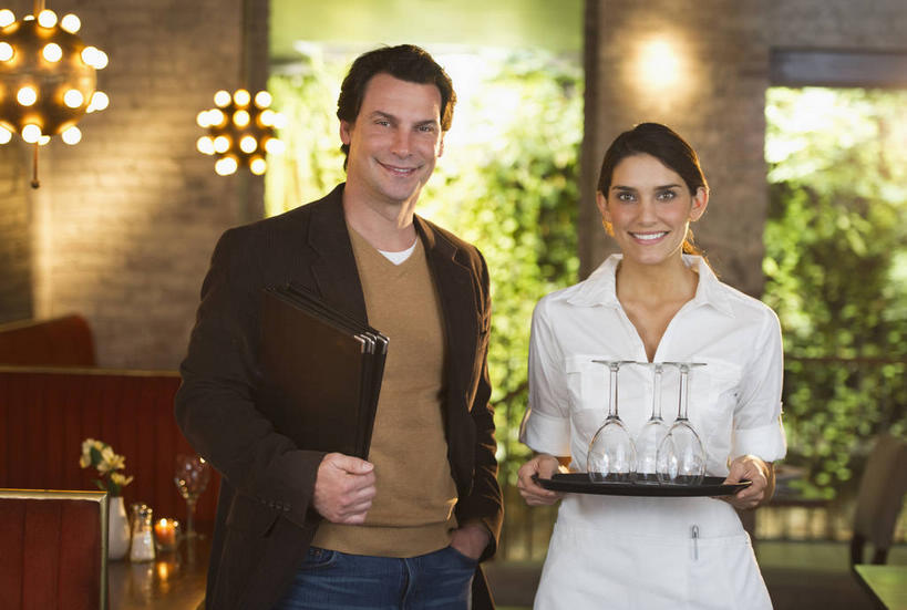 西方人,两个人,服务员,餐厅,站,笑,微笑,露齿笑,横图,室内,白天,正面,工作服,制服,植物,餐桌,桌子,杯子,餐具,花瓶,照明,欧洲,欧洲人,握,阴影,服装,盛开,光线,碟子,高脚杯,盘,影子,陶瓷,灯光,陶瓷制品,红酒杯,拿,花蕾,拿着,注视,休闲装,吊灯,顾客,玻璃制品,灯,花,花瓣,花朵,鲜花,树,树木,一个,衣服,绿色,自然,盘子,酒杯,瓶子,灯具,碟,花苞,花蕊,观察,看,站着,休闲,休闲服,握着,服饰,生长,单个,成长,餐台,观看,照亮,察看,葡萄酒杯,照明设备,关注,工作制服,主顾,男人,男性,年轻女性,女人,女性,中年男性,白种人,服务生,侍者,玻璃杯,站立,半身,彩图,工作套服,餐馆,饭店,饭馆