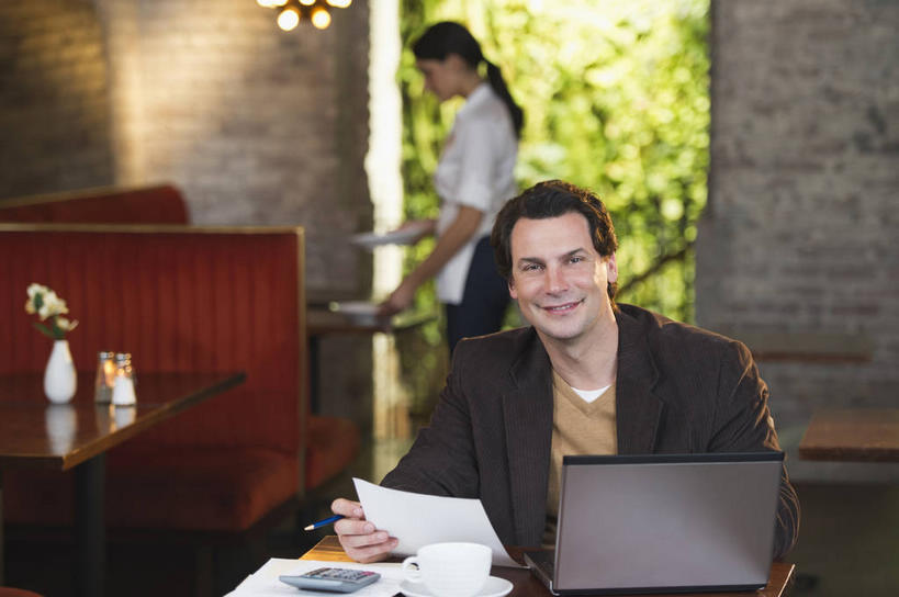 咖啡,西方人,两个人,服务员,餐厅,站,坐,笑,微笑,横图,室内,白天,正面,工作服,制服,幸福,电脑,笔记本电脑,植物,餐桌,桌子,杯子,餐具,花瓶,照明,欧洲,欧洲人,握,阴影,服装,朦胧,模糊,盛开,光线,网络,材料,瓷器,档案,碟子,盘,文件,影子,纸,陶瓷,灯光,咖啡杯,陶瓷制品,拿,花蕾,拿着,注视,休闲装,娱乐,通讯设备,吊灯,顾客,灯,花,花瓣,花朵,鲜花,树,树木,饮料,一个,衣服,绿色,自然,盘子,瓶子,手稿,资料,灯具,碟,花苞,花蕊,观察,看,站着,享受,休闲,温馨,休闲服,放松,乐趣,握着,服饰,生长,单个,成长,餐台,观看,证明,照亮,察看,提神,无线,舒适,照明设备,关注,文档,瓷杯,醒脑,通信设备,无线网络,无线上网,便携式电脑,软饮料,工作制服,主顾,手提电脑,男人,男性,年轻女性,女人,女性,中年男性,白种人,服务生,侍者,站立,坐着,半身,彩图,工作套服,餐馆,饭店,饭馆