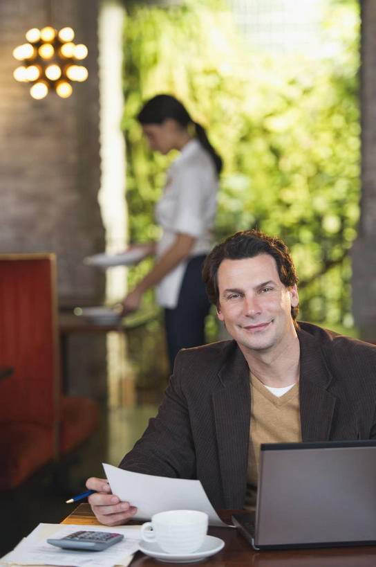 咖啡,西方人,两个人,服务员,餐厅,站,坐,竖图,室内,白天,正面,工作服,制服,幸福,电脑,笔记本电脑,植物,餐桌,桌子,杯子,餐具,花瓶,照明,欧洲,欧洲人,握,阴影,服装,朦胧,模糊,盛开,光线,网络,材料,瓷器,档案,碟子,盘,文件,影子,纸,陶瓷,灯光,咖啡杯,陶瓷制品,拿,花蕾,拿着,注视,休闲装,娱乐,通讯设备,吊灯,顾客,灯,花,花瓣,花朵,鲜花,树,树木,饮料,一个,衣服,绿色,自然,盘子,瓶子,手稿,资料,灯具,碟,花苞,花蕊,观察,看,站着,享受,休闲,温馨,休闲服,放松,乐趣,握着,服饰,生长,单个,成长,餐台,观看,证明,照亮,察看,提神,无线,舒适,照明设备,关注,文档,瓷杯,醒脑,通信设备,无线网络,无线上网,便携式电脑,软饮料,工作制服,主顾,手提电脑,男人,男性,年轻女性,女人,女性,中年男性,白种人,服务生,侍者,站立,坐着,半身,彩图,工作套服,餐馆,饭店,饭馆