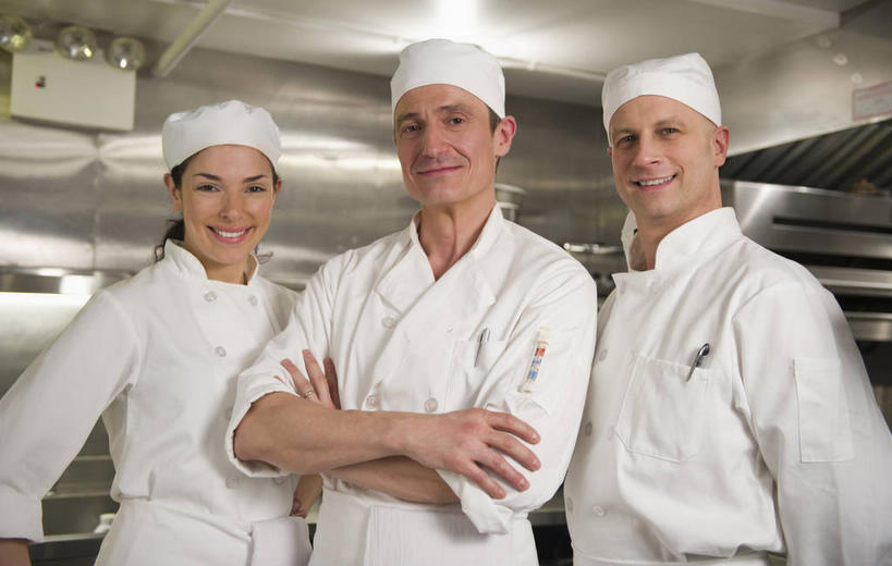 西方人,三个人,伙伴,朋友,厨师,餐厅,站,笑,双手交叉,微笑,露齿笑,横图,室内,白天,正面,工作服,制服,友谊,合作,团队,厨房,帽子,照明,欧洲,欧洲人,阴影,光线,影子,灯光,注视,顶灯,灯,白色,灯具,观察,看,站着,战略,观看,照亮,察看,双手抱胸,照明设备,关注,厨师帽,联合,合谋,工作制服,配合,协作,男人,男性,年轻女性,女人,女性,中年男性,白种人,厨师长,厨子,大厨,主厨,站立,半身,彩图,工作套服,灶间,餐馆,饭店,饭馆