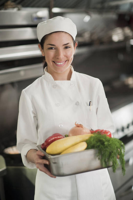 西方人,一个人,厨师,餐厅,站,笑,微笑,露齿笑,竖图,室内,白天,正面,工作服,制服,厨房,蔬菜,帽子,金属制品,欧洲,欧洲人,仅一个年轻女性,仅一个女性,仅一个人,握,新鲜,金属,食品,拿,拿着,注视,食物,一个,蓝色,容器,观察,看,站着,握着,有机食品,绿色食品,单个,观看,储藏,铁盒,察看,储存,关注,厨师帽,工作制服,年轻女性,女人,女性,白种人,厨师长,厨子,大厨,主厨,站立,半身,彩图,工作套服,灶间,餐馆,饭店,饭馆,贮存