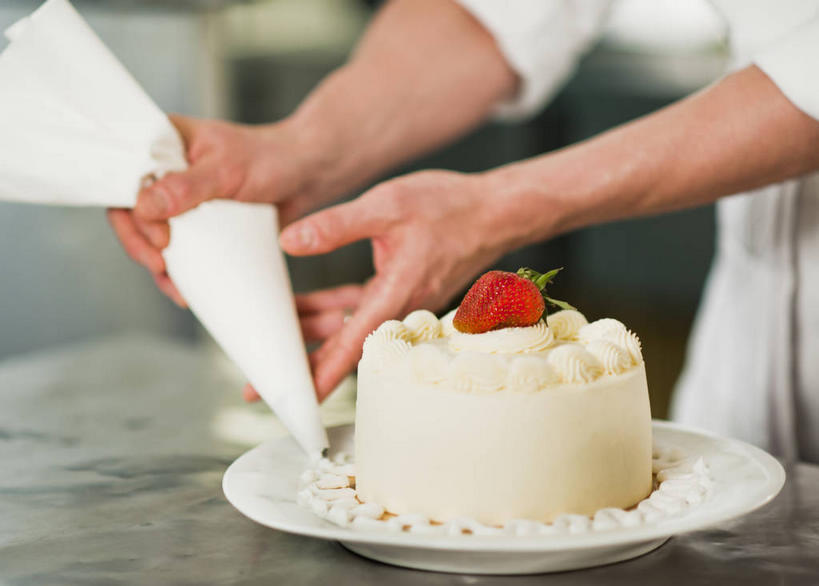 点心,西方人,手,一个人,餐厅,横图,室内,特写,白天,正面,工作服,制服,下午茶,厨房,餐具,袋子,欧洲,欧洲人,双手,仅一个男性,仅一个人,仅一个中年男性,握,制作,阴影,朦胧,模糊,装饰,反射,裱花袋,碟子,盘,影子,食品,拿,拿着,加工,塑料袋,食物,糕点,一个,白色,盘子,碟,奶油,手部,握着,单个,乳制品,面点师,烘焙师,裱花枪,裱花,激凌,克林姆,淇淋,工作制服,男人,男性,中年男性,白种人,半身,彩图,工作套服,灶间,餐馆,饭店,饭馆,蛋糕