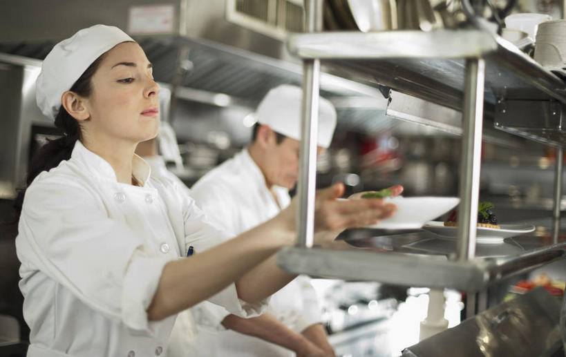 西方人,两个人,伙伴,朋友,厨师,餐厅,站,横图,室内,白天,侧面,工作服,制服,友谊,合作,团队,厨房,餐具,帽子,欧洲,欧洲人,握,阴影,朦胧,模糊,反射,碟子,盘,影子,拿,置物架,拿着,注视,架子,白色,盘子,碟,观察,看,站着,战略,握着,观看,察看,关注,陈列架,厨师帽,联合,合谋,工作制服,搁架,配合,协作,男人,男性,年轻女性,女人,女性,中年男性,白种人,厨师长,厨子,大厨,主厨,抬头,仰头,站立,半身,彩图,工作套服,灶间,餐馆,饭店,饭馆