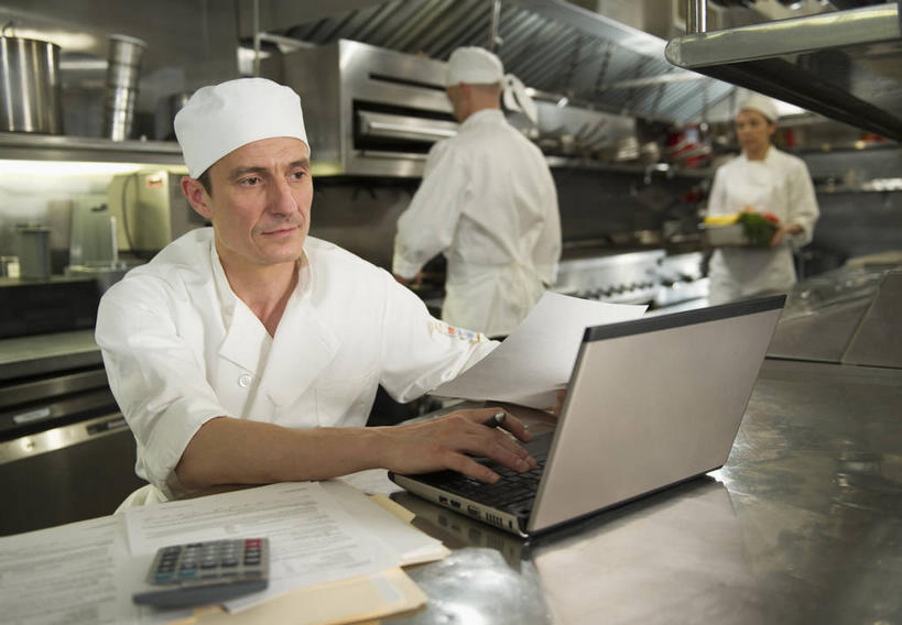 西方人,背部,三个人,伙伴,朋友,厨师,餐厅,站,坐,笑,微笑,横图,室内,白天,正面,工作服,制服,友谊,合作,团队,计算器,电脑,笔记本电脑,厨房,蔬菜,帽子,欧洲,欧洲人,敲打,阴影,朦胧,模糊,新鲜,光线,计算,科学,网络,材料,档案,文件,影子,纸,灯光,食品,办公用品,注视,输入,通讯设备,食物,白色,手稿,资料,打字,观察,看,站着,战略,理财,财务,有机食品,绿色食品,观看,点击,敲击,证明,察看,无线,关注,数学,文档,通信设备,无线网络,厨师帽,无线上网,便携式电脑,联合,合谋,工作制服,配合,协作,按键,手提电脑,男人,男性,年轻女性,女人,女性,中年男性,白种人,厨师长,厨子,大厨,主厨,站立,坐着,半身,彩图,工作套服,灶间,餐馆,饭店,饭馆