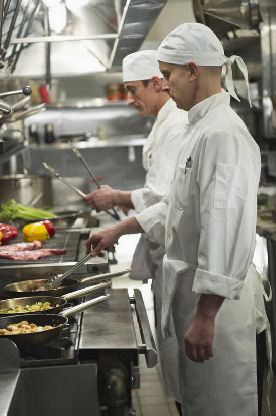 西方人,两个人,伙伴,朋友,厨师,餐厅,站,竖图,室内,白天,侧面,工作服,制服,烹饪,友谊,合作,团队,厨房,辣椒,蔬菜,厨具,帽子,金属制品,欧洲,欧洲人,握,阴影,朦胧,模糊,新鲜,光线,金属,锅子,影子,灯光,食品,拿,拿着,注视,锅,食物,白色,低头,观察,看,站着,战略,握着,有机食品,绿色食品,煎锅,锅具,观看,灶具,察看,关注,燃气灶,厨师帽,彩椒,烹饪用具,辣角,红海椒,大椒,辣虎,广椒,联合,合谋,垂头,工作制服,燃气具,配合,协作,男人,男性,中年男性,白种人,厨师长,厨子,大厨,主厨,烹调用具,甜椒,柿子椒,辣子,海椒,番椒,灯笼椒,烹调,站立,半身,彩图,工作套服,灶间,餐馆,饭店,饭馆