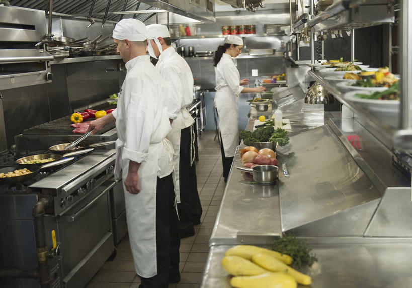 西方人,三个人,伙伴,朋友,厨师,餐厅,站,横图,室内,白天,侧面,工作服,制服,烹饪,友谊,合作,团队,厨房,辣椒,蔬菜,厨具,帽子,金属制品,欧洲,欧洲人,握,阴影,朦胧,模糊,新鲜,光线,金属,锅子,影子,灯光,食品,拿,拿着,注视,锅,食物,白色,低头,观察,看,站着,战略,握着,有机食品,绿色食品,煎锅,锅具,观看,灶具,察看,关注,燃气灶,厨师帽,彩椒,烹饪用具,辣角,红海椒,大椒,辣虎,广椒,联合,合谋,垂头,工作制服,燃气具,配合,协作,男人,男性,年轻女性,女人,女性,中年男性,白种人,厨师长,厨子,大厨,主厨,烹调用具,甜椒,柿子椒,辣子,海椒,番椒,灯笼椒,烹调,站立,半身,彩图,工作套服,灶间,餐馆,饭店,饭馆