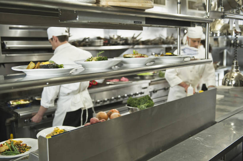 西方人,背部,三个人,伙伴,朋友,厨师,餐厅,站,横图,室内,白天,正面,工作服,制服,烹饪,友谊,合作,团队,厨房,蔬菜,餐具,厨具,帽子,叶子,金属制品,欧洲,欧洲人,一排,许多,握,朦胧,模糊,新鲜,整齐,金属,碟子,锅子,盘,食品,绿叶,很多,拿,置物架,拿着,注视,锅,架子,食物,排列,白色,盘子,碟,低头,观察,看,站着,嫩叶,战略,握着,有机食品,绿色食品,煎锅,锅具,观看,察看,队列,关注,陈列架,厨师帽,烹饪用具,联合,合谋,垂头,工作制服,搁架,配合,协作,男人,男性,年轻女性,女人,女性,中年男性,白种人,厨师长,厨子,大厨,主厨,叶,叶片,烹调用具,烹调,站立,半身,彩图,工作套服,灶间,餐馆,饭店,饭馆