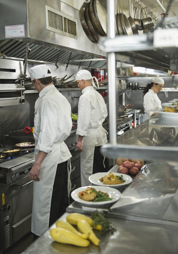 西方人,三个人,伙伴,朋友,厨师,餐厅,站,竖图,室内,白天,侧面,工作服,制服,烹饪,友谊,合作,团队,厨房,蔬菜,餐具,厨具,帽子,金属制品,欧洲,欧洲人,握,朦胧,模糊,新鲜,金属,碟子,锅子,盘,食品,拿,置物架,拿着,注视,锅,架子,食物,白色,盘子,碟,观察,看,站着,战略,握着,有机食品,绿色食品,煎锅,锅具,观看,灶具,察看,关注,燃气灶,陈列架,厨师帽,烹饪用具,联合,合谋,工作制服,燃气具,搁架,配合,协作,男人,男性,年轻女性,女人,女性,中年男性,白种人,厨师长,厨子,大厨,主厨,烹调用具,烹调,站立,半身,彩图,工作套服,灶间,餐馆,饭店,饭馆