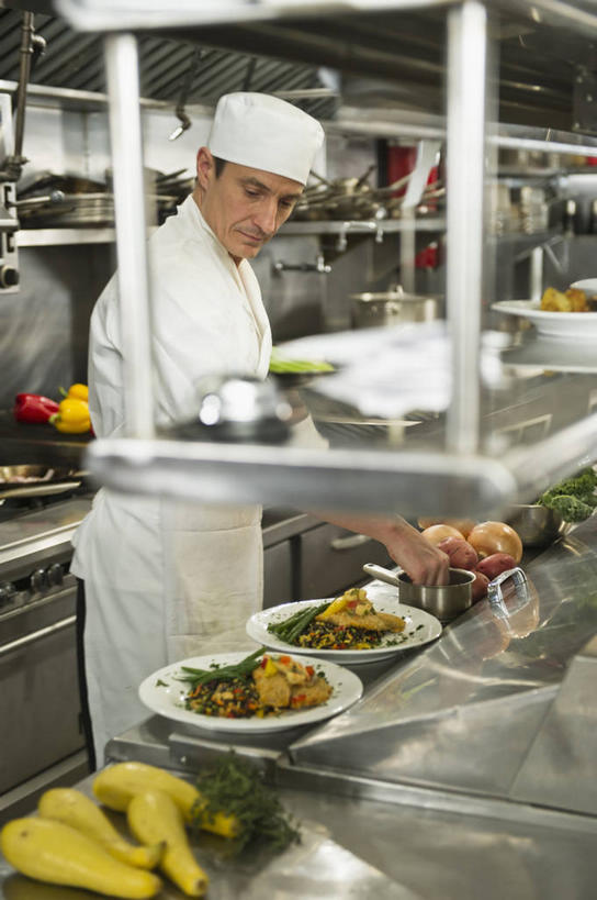 西方人,一个人,厨师,餐厅,站,竖图,室内,白天,侧面,工作服,制服,烹饪,西餐,厨房,香蕉,辣椒,蔬菜,餐具,帽子,水果,欧洲,欧洲人,仅一个男性,仅一个人,仅一个中年男性,握,朦胧,模糊,新鲜,碟子,盘,生食,料理,食品,果实,拿,拿着,注视,蔬果,菜肴,美食,食物,盘子,碟,低头,观察,看,站着,西式,握着,佳肴,有机食品,绿色食品,观看,察看,关注,厨师帽,彩椒,辣角,红海椒,大椒,辣虎,广椒,垂头,工作制服,男人,男性,中年男性,白种人,厨师长,厨子,大厨,主厨,甘蕉,甜椒,柿子椒,辣子,海椒,番椒,灯笼椒,站立,半身,彩图,工作套服,灶间,餐馆,饭店,饭馆