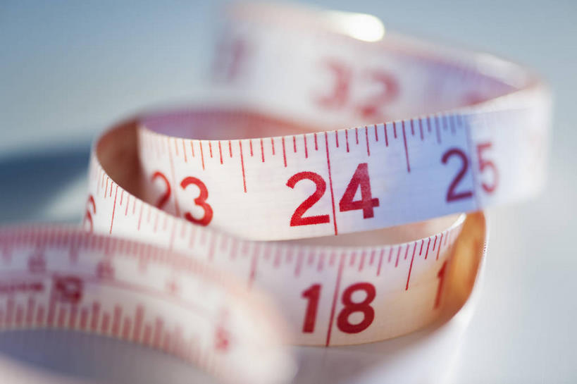 无人,横图,俯视,室内,特写,白天,静物,阴影,朦胧,模糊,曲折,弯曲,反射,测量,标志,皮尺,数字,文字,影子,字符,刻度,标识,红色,尺,保养,保健,摄影,阿拉伯数字,蜿蜒,影棚,测量工具,尺子,减肥,腰围尺,瘦身,量具,量仪,塑料卷尺,彩图,高角度拍摄,影棚拍摄,拍摄