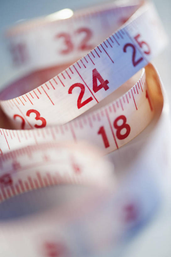 无人,竖图,俯视,室内,特写,白天,静物,阴影,朦胧,模糊,曲折,弯曲,反射,测量,标志,皮尺,数字,文字,影子,字符,刻度,标识,红色,尺,保养,保健,摄影,阿拉伯数字,蜿蜒,影棚,测量工具,尺子,减肥,腰围尺,瘦身,量具,量仪,塑料卷尺,彩图,高角度拍摄,影棚拍摄,拍摄