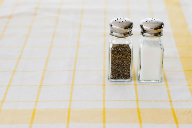 无人,横图,俯视,室内,特写,白天,餐桌,桌子,阴影,反射,布料,罐子,影子,调料,调味,香料,盐,佐料,黑胡椒,调味品,调味料,布纹,食盐,玻璃制品,桌布,两个,玻璃瓶,餐巾,瓶子,台布,摄影,影棚,餐台,配料,作料,胡椒,餐桌布,彩图,高角度拍摄,影棚拍摄,拍摄