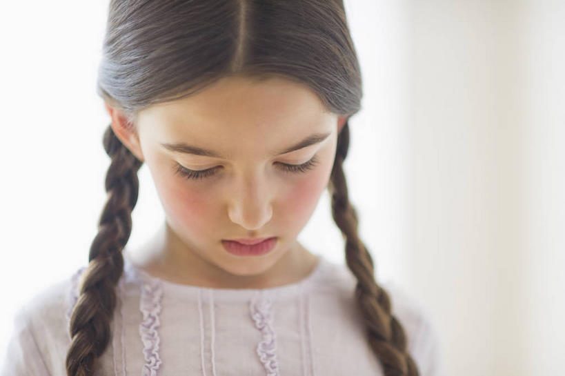 西方人,儿童,脸,头,脸颊,脖子,头发,一个人,站,横图,室内,特写,白天,正面,失败,纯洁,欧洲,欧洲人,仅一个女性,仅一个人,阴影,服装,沮丧,朦胧,模糊,反射,影子,棕色,休闲装,肩膀,小孩,衣服,低头,站着,仅一个小孩,休闲,难受,休闲服,可爱,童年,童趣,无奈,服饰,失望,悲伤,伤心,难过,失落,童真,烂漫,无邪,颓废,挫败,受挫,落败,落空,错过,失足,失意,失策,失算,颓丧,衰颓,悲哀,懊丧,颓靡,气馁,丧气,垂头,败北,挫折,失利,天真,女孩,女人,女性,白种人,孩子,头部,长发,卷发,脖,颈,颈部,脸部,脸蛋,面部,站立,半身,彩图,女生