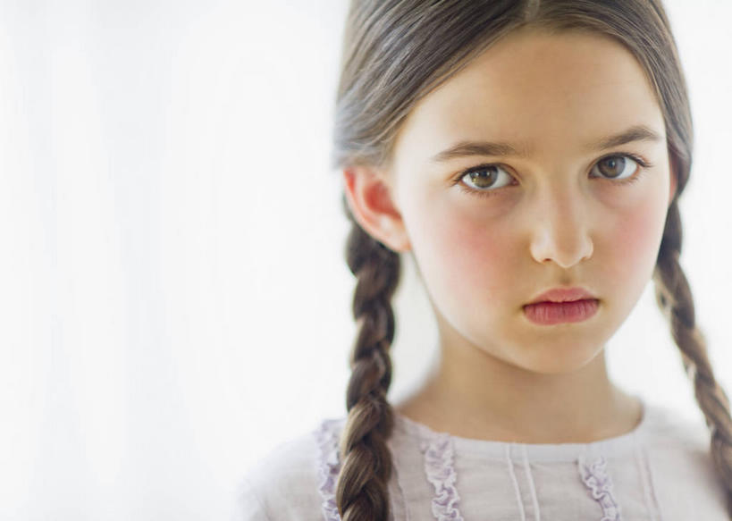 西方人,儿童,脸,头,脸颊,脖子,头发,一个人,站,横图,室内,特写,白天,正面,失败,纯洁,欧洲,欧洲人,仅一个女性,仅一个人,阴影,服装,沮丧,朦胧,模糊,反射,影子,棕色,注视,休闲装,肩膀,小孩,衣服,观察,看,站着,仅一个小孩,休闲,难受,休闲服,可爱,童年,童趣,无奈,服饰,观看,失望,悲伤,察看,伤心,难过,关注,失落,童真,烂漫,无邪,颓废,挫败,受挫,落败,落空,错过,失足,失意,失策,失算,颓丧,衰颓,悲哀,懊丧,颓靡,气馁,丧气,败北,挫折,失利,天真,女孩,女人,女性,白种人,孩子,头部,长发,卷发,脖,颈,颈部,脸部,脸蛋,面部,站立,半身,彩图,女生