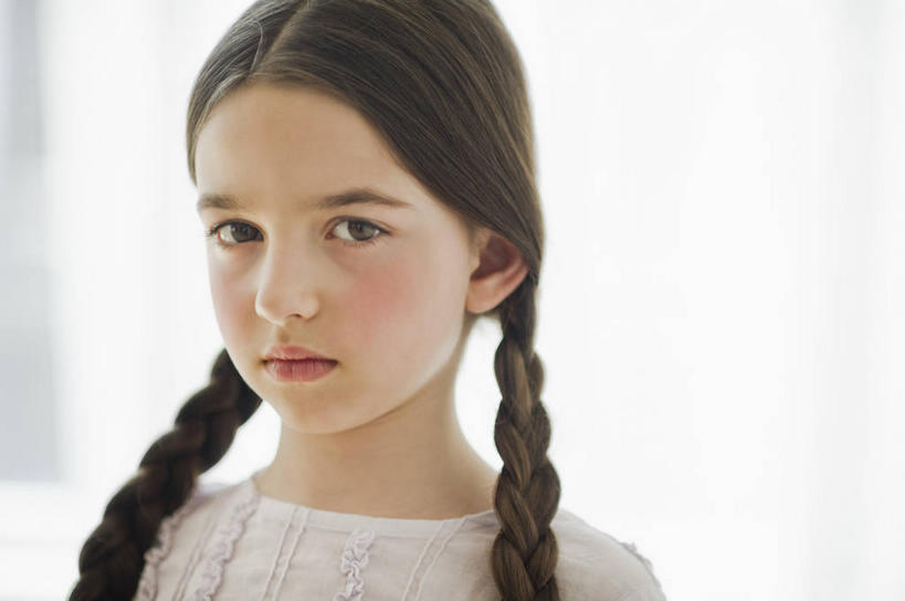 西方人,儿童,脸,头,脸颊,脖子,头发,一个人,站,横图,室内,特写,白天,正面,失败,纯洁,欧洲,欧洲人,仅一个女性,仅一个人,阴影,服装,沮丧,朦胧,模糊,反射,影子,棕色,注视,休闲装,肩膀,小孩,衣服,观察,看,站着,仅一个小孩,休闲,难受,休闲服,可爱,童年,童趣,无奈,服饰,观看,失望,悲伤,察看,伤心,难过,关注,失落,童真,烂漫,无邪,颓废,挫败,受挫,落败,落空,错过,失足,失意,失策,失算,颓丧,衰颓,悲哀,懊丧,颓靡,气馁,丧气,败北,挫折,失利,天真,女孩,女人,女性,白种人,孩子,头部,长发,卷发,脖,颈,颈部,脸部,脸蛋,面部,站立,半身,彩图,女生