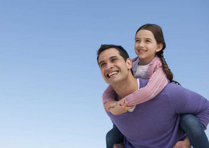 西方人,儿童,中年人,背,两个人,家庭,父亲,女儿,站,抱,笑,微笑,露齿笑,横图,室外,白天,仰视,纯洁,欧洲,欧洲人,阴影,服装,裤子,光线,影子,注视,牛仔裤,休闲装,小孩,衣服,蓝色,紫色,蓝天,天空,阳光,天,背着,观察,看,站着,休闲,温暖,温馨,父女,一家人,休闲服,父爱,可爱,童年,童趣,服饰,晴朗,抱着,观看,和睦,察看,搂着,关注,童真,烂漫,无邪,万里无云,背负,天真,男人,男性,女孩,中年男性,白种人,孩子,晴空,晴空万里,搂,搂抱,站立,半身,彩图,低角度拍摄,融洽,女生