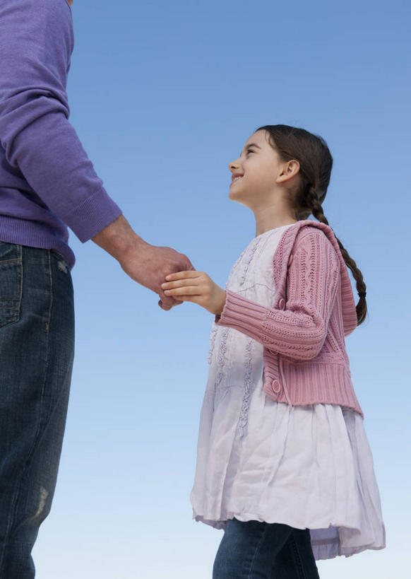 西方人,儿童,中年人,两个人,家庭,父亲,女儿,站,握手,笑,微笑,露齿笑,竖图,室外,白天,仰视,纯洁,欧洲,欧洲人,阴影,服装,光线,影子,注视,休闲装,小孩,衣服,蓝色,紫色,蓝天,天空,阳光,天,观察,看,站着,休闲,温暖,温馨,父女,一家人,休闲服,父爱,可爱,童年,童趣,服饰,晴朗,观看,和睦,察看,关注,童真,烂漫,无邪,万里无云,天真,男人,男性,女孩,中年男性,白种人,孩子,晴空,晴空万里,搀手,拉手,手搀手,手拉手,手牵手,手握手,抬头,仰头,站立,半身,彩图,低角度拍摄,融洽,女生