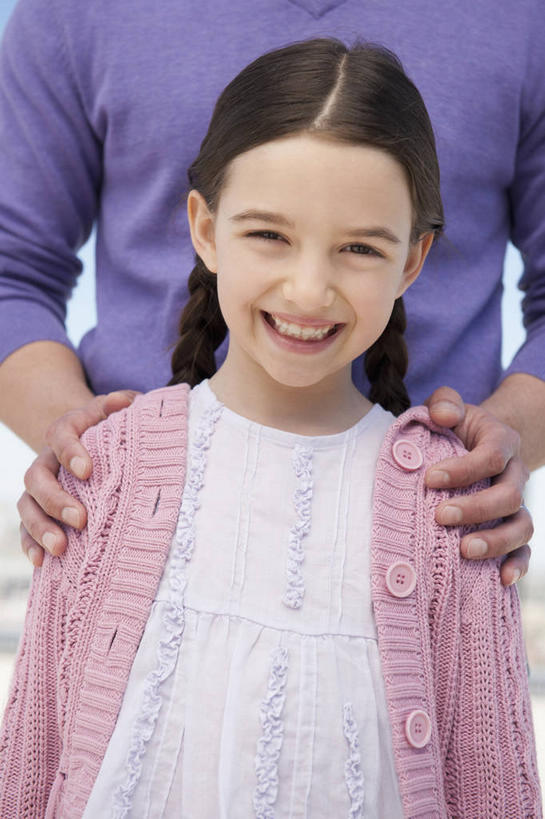 西方人,儿童,中年人,两个人,家庭,父亲,女儿,站,笑,微笑,露齿笑,竖图,室外,白天,正面,纯洁,欧洲,欧洲人,阴影,服装,光线,影子,注视,休闲装,小孩,衣服,粉色,蓝色,紫色,蓝天,天空,阳光,天,观察,看,站着,休闲,温暖,温馨,父女,一家人,休闲服,父爱,可爱,童年,童趣,搭,服饰,晴朗,观看,和睦,察看,搭着,关注,童真,烂漫,无邪,万里无云,天真,男人,男性,女孩,中年男性,白种人,孩子,晴空,晴空万里,站立,半身,彩图,融洽,女生